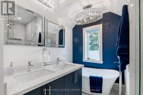 1017 Plains View Ave, Burlington, ON - Indoor Photo Showing Bathroom
