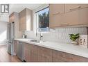 832 Martin Avenue Unit# 4, Kelowna, BC  - Indoor Photo Showing Kitchen With Upgraded Kitchen 