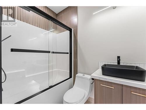 832 Martin Avenue Unit# 4, Kelowna, BC - Indoor Photo Showing Bathroom