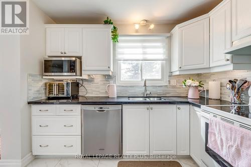 2830 Andorra Circ, Mississauga, ON - Indoor Photo Showing Kitchen With Double Sink