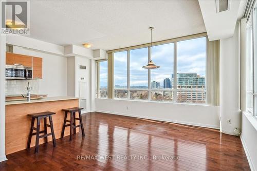 1004 - 3391 Bloor Street W, Toronto (Islington-City Centre West), ON - Indoor Photo Showing Kitchen