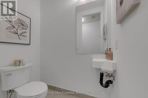 #107 -10 Steckley House Lane, Richmond Hill, ON - Indoor Photo Showing Bathroom