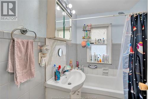 3426 Howard Avenue, Windsor, ON - Indoor Photo Showing Bathroom