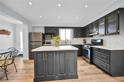 352 Maccrae Drive, Caledonia, ON - Indoor Photo Showing Kitchen With Upgraded Kitchen