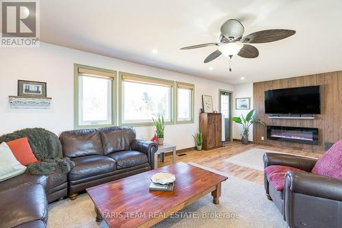 771 Lake Dalrymple Rd, Kawartha Lakes, ON - Indoor Photo Showing Living Room
