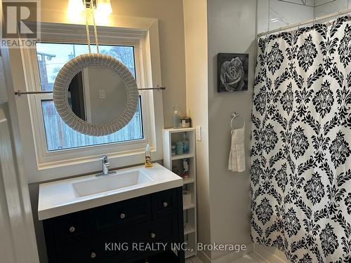 7 Sherbourne St, St. Catharines, ON - Indoor Photo Showing Bathroom