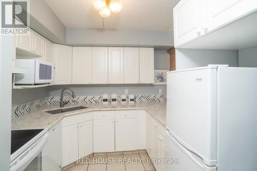 #1 -1518 Victoria Ave E, Thunder Bay, ON - Indoor Photo Showing Kitchen With Double Sink