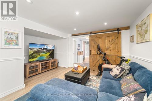 19 Weller Cres, Vaughan, ON - Indoor Photo Showing Living Room