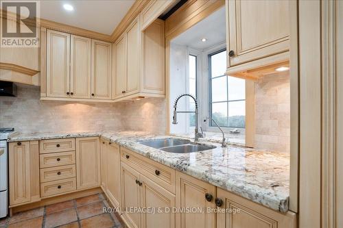 17 Sleepy Hollow Lane, Whitchurch-Stouffville, ON - Indoor Photo Showing Kitchen With Double Sink With Upgraded Kitchen