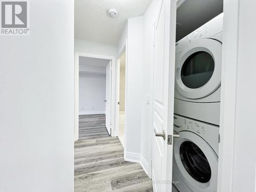 #203 -330 Red Maple Rd, Richmond Hill, ON - Indoor Photo Showing Laundry Room
