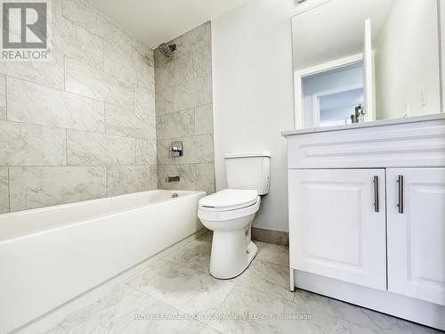 #203 -330 Red Maple Rd, Richmond Hill, ON - Indoor Photo Showing Bathroom