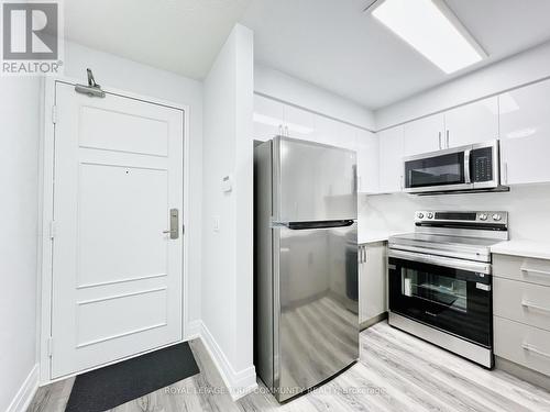 #203 -330 Red Maple Rd, Richmond Hill, ON - Indoor Photo Showing Kitchen