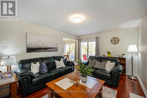 360 Sheppard Ave, Pickering, ON - Indoor Photo Showing Living Room