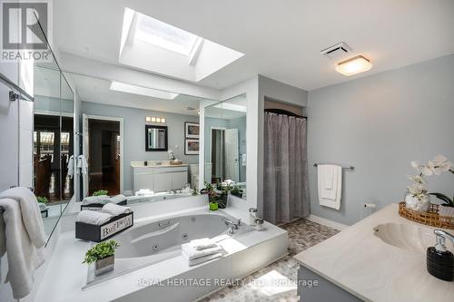 360 Sheppard Ave, Pickering, ON - Indoor Photo Showing Bathroom