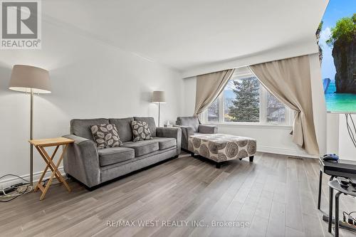 90 Westcroft Dr, Toronto, ON - Indoor Photo Showing Living Room