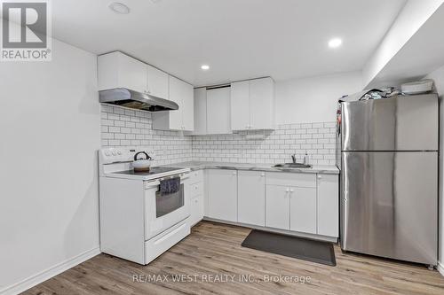 90 Westcroft Dr, Toronto, ON - Indoor Photo Showing Kitchen With Upgraded Kitchen