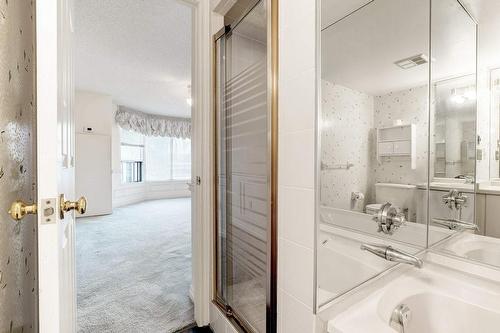 Ensuite with separate shower. - 2121 Lakeshore Road|Unit #307, Burlington, ON - Indoor Photo Showing Bathroom