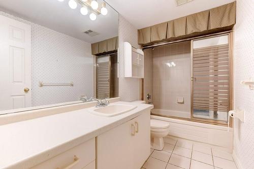 Large 4 pc main bath off private hallway to 2nd Bedroom - 2121 Lakeshore Road|Unit #307, Burlington, ON - Indoor Photo Showing Bathroom