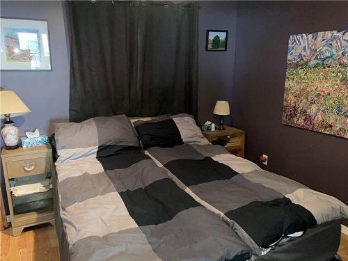 Bedroom with ensuite privilege - 325 Bluewater Parkway, Haldimand County, ON - Indoor Photo Showing Bedroom