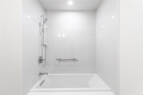 2060 Lakeshore Road|Unit #711, Burlington, ON - Indoor Photo Showing Bathroom