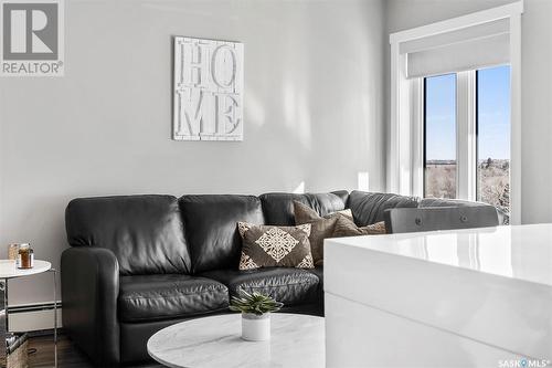 703 550 4Th Avenue N, Saskatoon, SK - Indoor Photo Showing Living Room