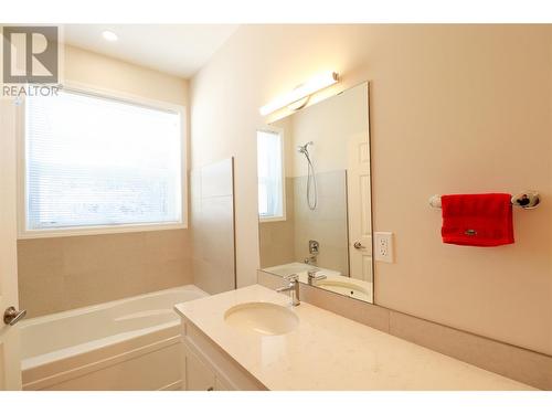3346 Skaha Lake Road Unit# 1304, Penticton, BC - Indoor Photo Showing Bathroom