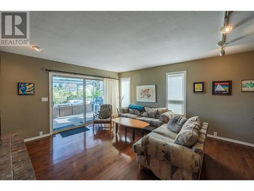 1033 Westminster Avenue E, Penticton, BC - Indoor Photo Showing Living Room