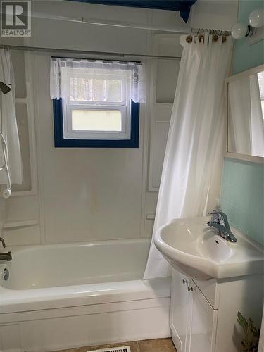 280 Bayside Drive, Lethbridge, NL - Indoor Photo Showing Bathroom