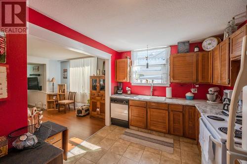 570 Alberta Avenue, Penticton, BC - Indoor Photo Showing Kitchen