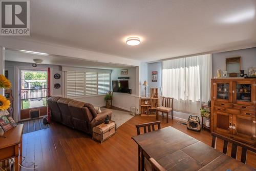 570 Alberta Avenue, Penticton, BC - Indoor Photo Showing Living Room