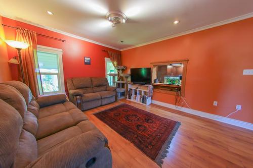 413 Nelson Avenue, Nelson, BC - Indoor Photo Showing Living Room