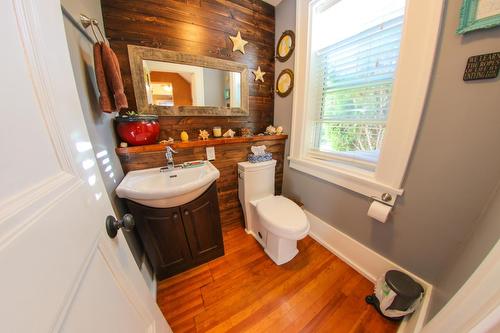 413 Nelson Avenue, Nelson, BC - Indoor Photo Showing Bathroom