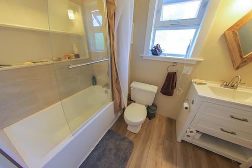 413 Nelson Avenue, Nelson, BC - Indoor Photo Showing Bathroom
