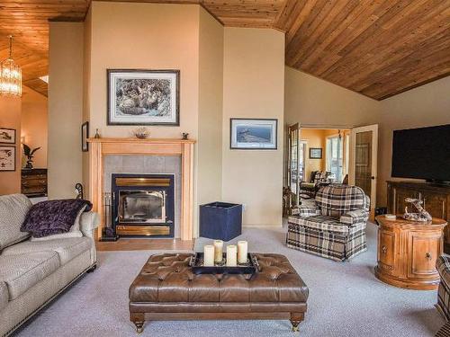5615 Eagle Bay Road, South Shuswap, BC - Indoor Photo Showing Living Room With Fireplace