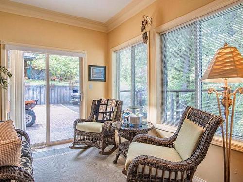 5615 Eagle Bay Road, South Shuswap, BC - Indoor Photo Showing Living Room