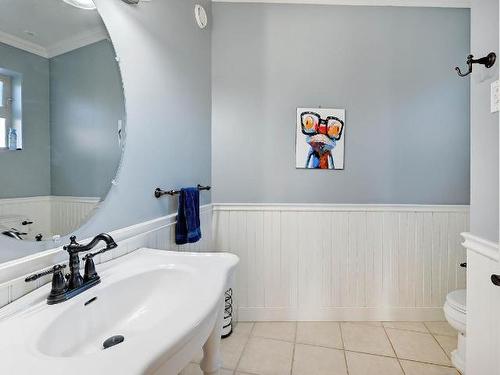 3528 Navatanee Drive, Kamloops, BC - Indoor Photo Showing Bathroom