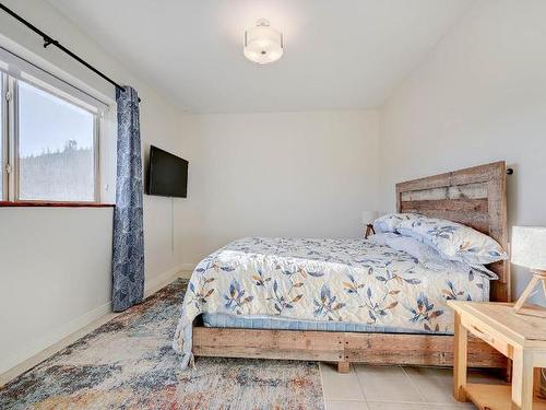 3528 Navatanee Drive, Kamloops, BC - Indoor Photo Showing Bedroom