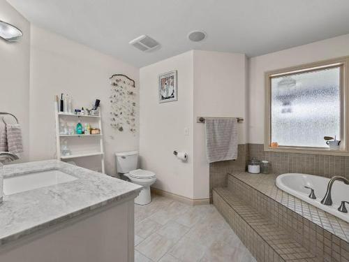 996 Arlington Crt, Kamloops, BC - Indoor Photo Showing Bathroom