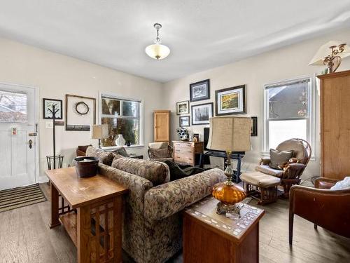 976 Nicola Street, Kamloops, BC - Indoor Photo Showing Living Room