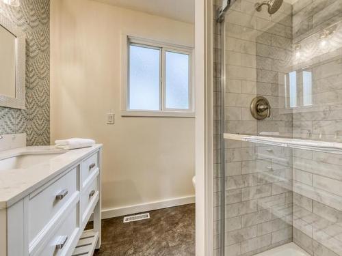1681 28Th Ave Ne, Out Of District, BC - Indoor Photo Showing Bathroom