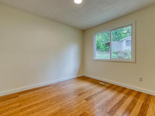 1681 28Th Ave Ne, Out Of District, BC - Indoor Photo Showing Other Room