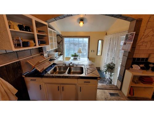 520 75Th Avenue, Grand Forks, BC - Indoor Photo Showing Other Room