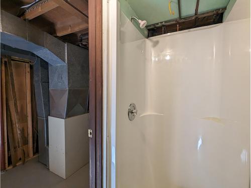 1216 3Rd Avenue S, Cranbrook, BC - Indoor Photo Showing Bathroom