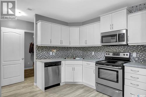 3857 Green Moss Bay, Regina, SK - Indoor Photo Showing Kitchen With Upgraded Kitchen