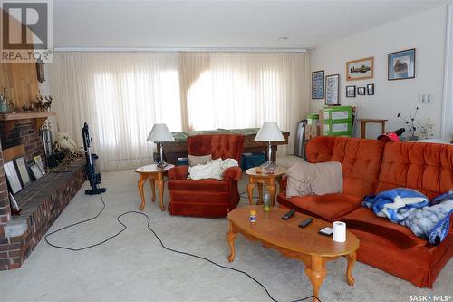 415 5Th Avenue E, Assiniboia, SK - Indoor Photo Showing Living Room