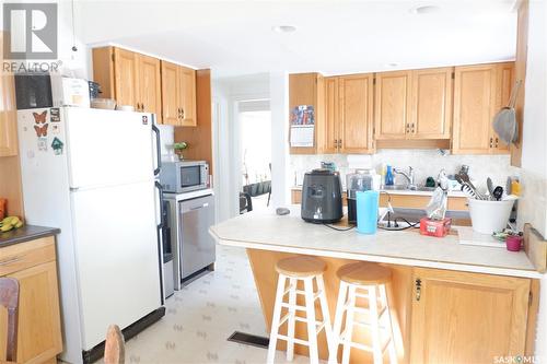 415 5Th Avenue E, Assiniboia, SK - Indoor Photo Showing Kitchen