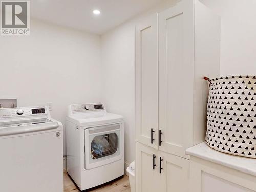 3551 Selkirk Ave, Powell River, BC - Indoor Photo Showing Laundry Room