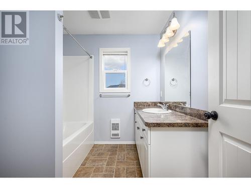 780 20 Street Ne Unit# 4, Salmon Arm, BC - Indoor Photo Showing Bathroom