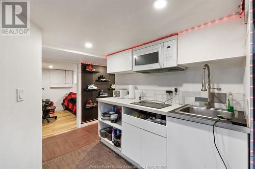 810 Assumption, Windsor, ON - Indoor Photo Showing Kitchen