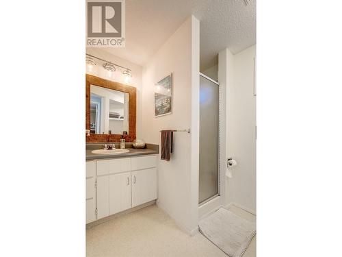 2695 Dafoe Street, Penticton, BC - Indoor Photo Showing Bathroom
